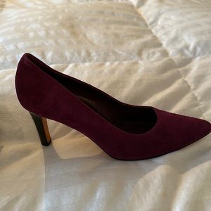 Brooks Brothers purple suede pump. Great condition. Size 6 1/2.